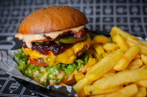 Бургер с картошкой фри в Pipes Burger Joint at Fabrika