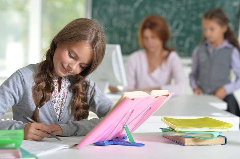 portrait-of-teacher-with-two-girls-at-lesson.max-800x600