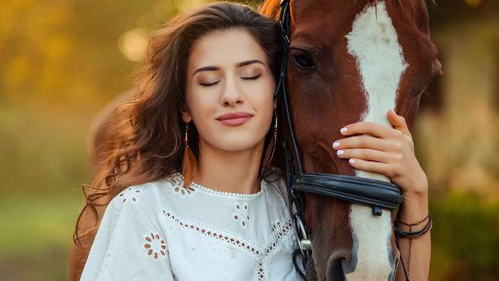 Нежная фотография девушки с лошадью