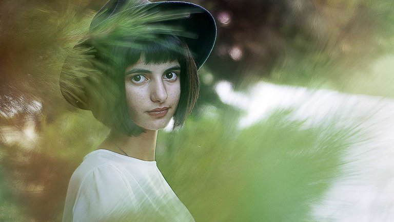 Портретное фото молодой девушки в зелени
