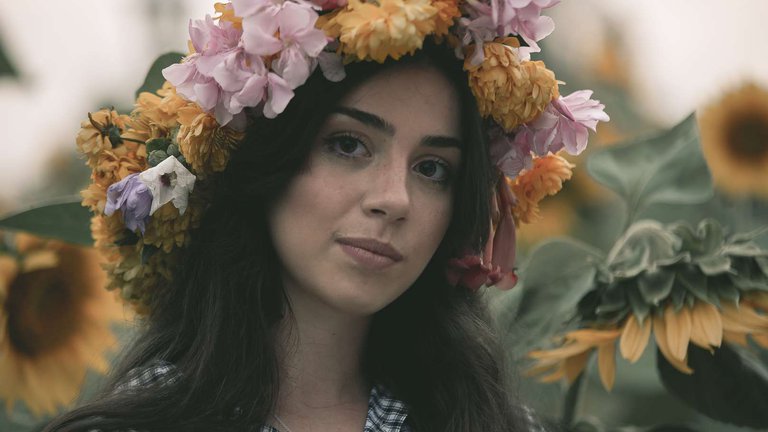 Девушка в красивом венке из цветов на голове