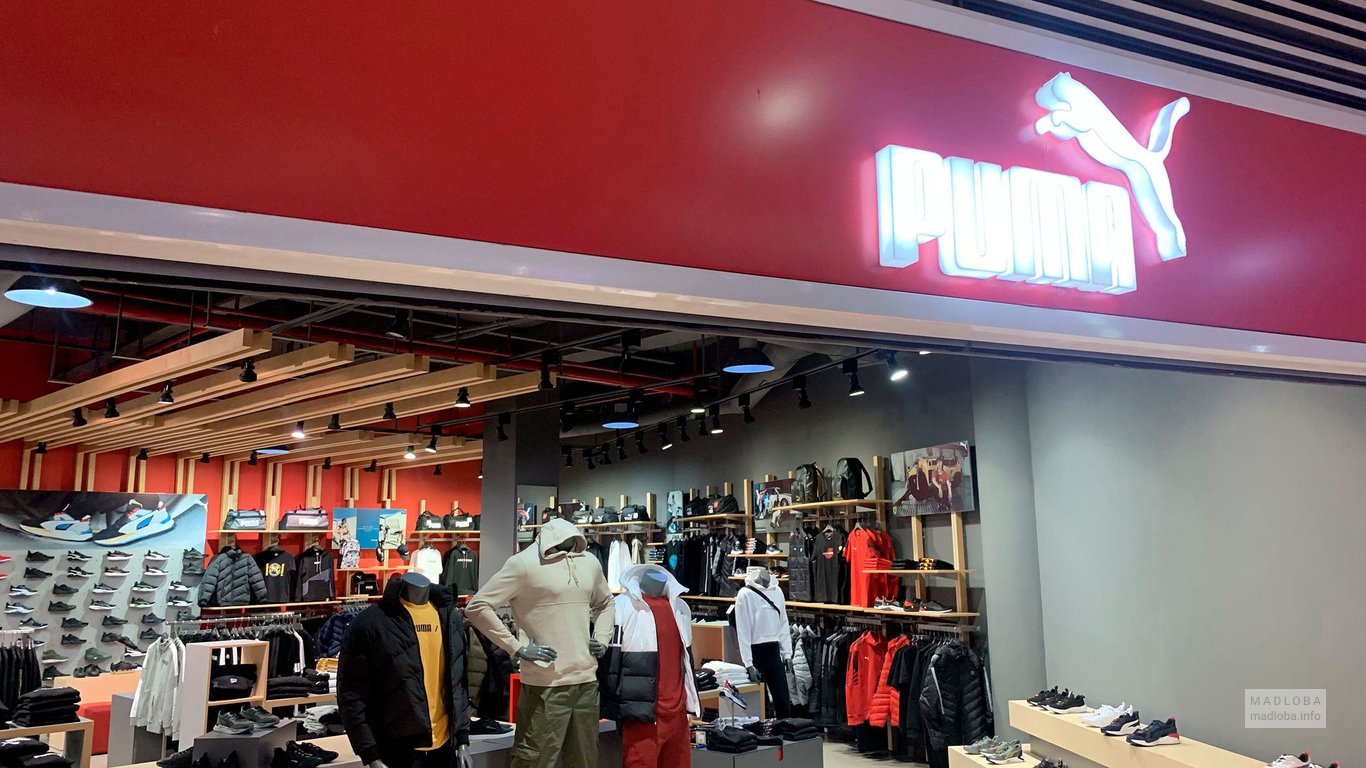 Вход в магазин одежды Пума в Грузии