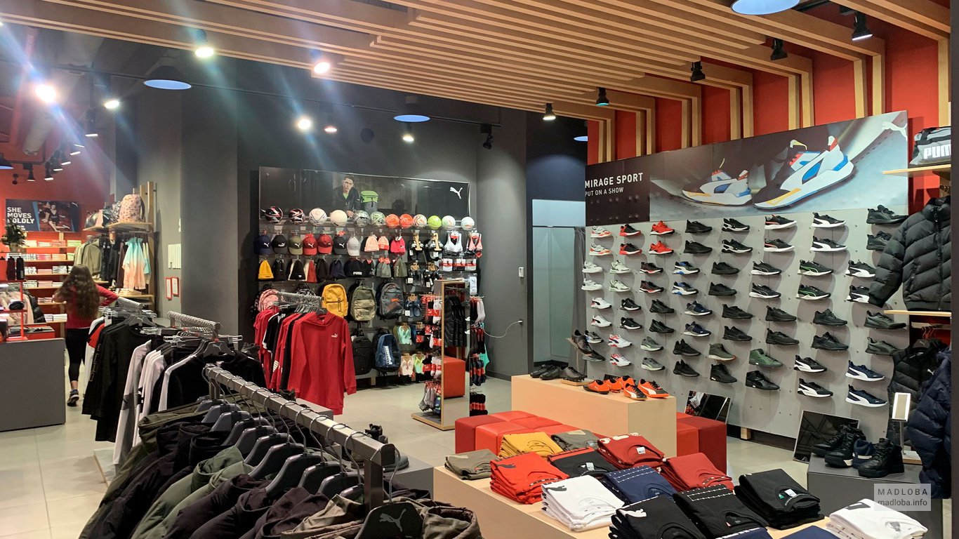 Кроссовки, рюкзаки, футболки в Clothing store Puma