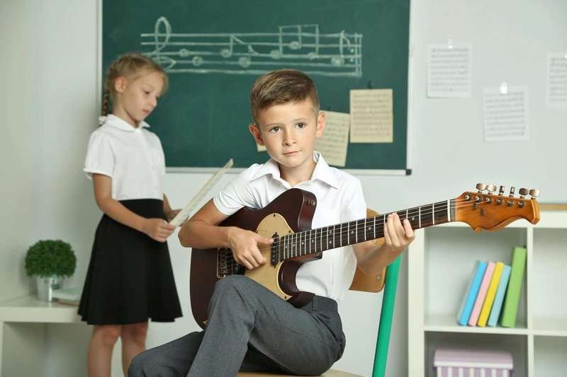 pupils-having-music-lesson-in-classroom.max-800x600