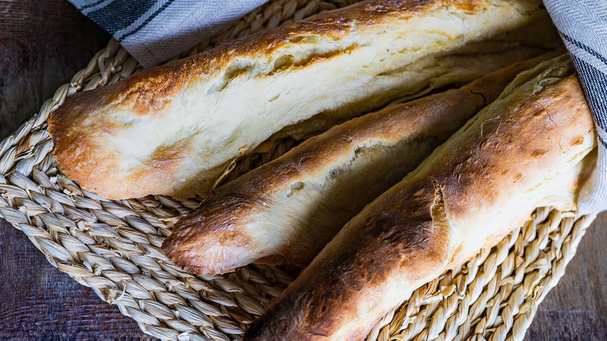 Грузинский хлеб в форме лодочки Пури