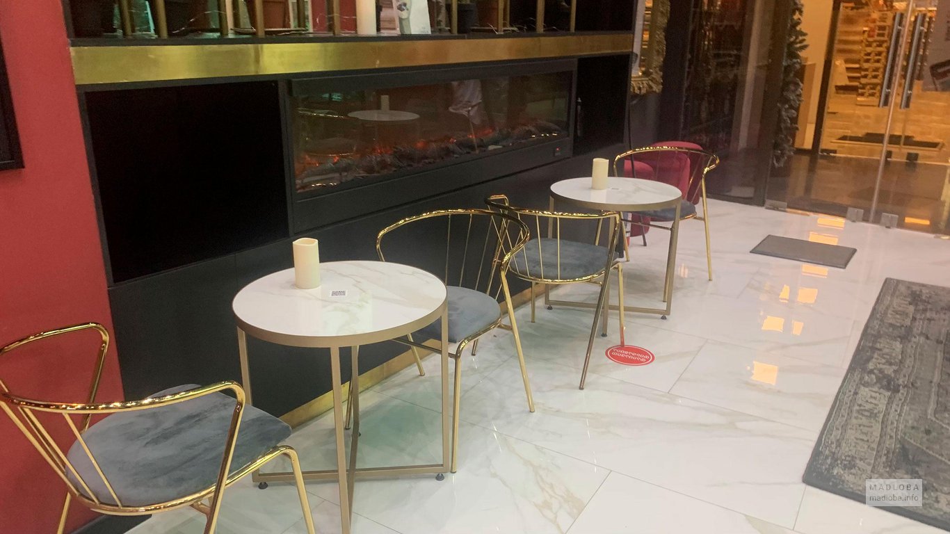 Столы для посетителей в кафе Рэд Мэн
