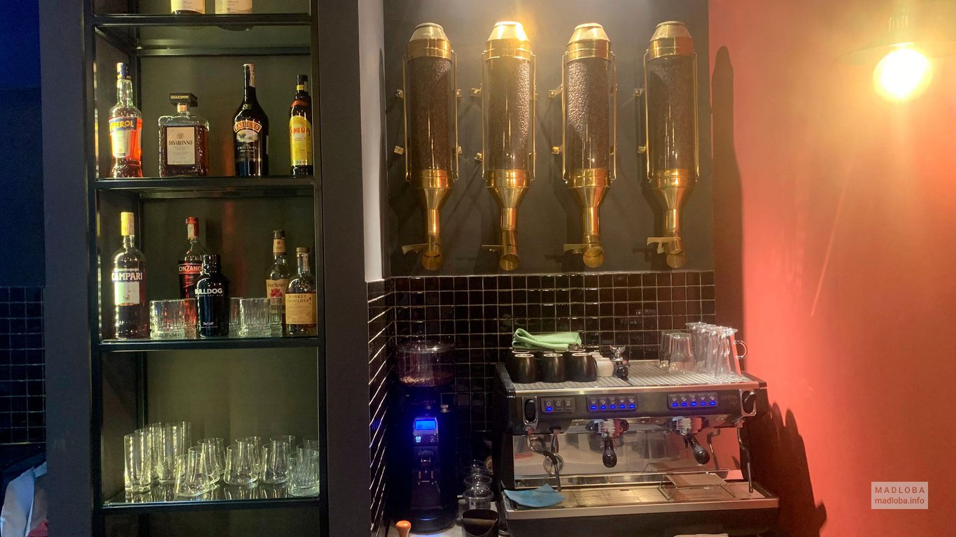 Кофейные аппараты в кафе Рэд Мэн