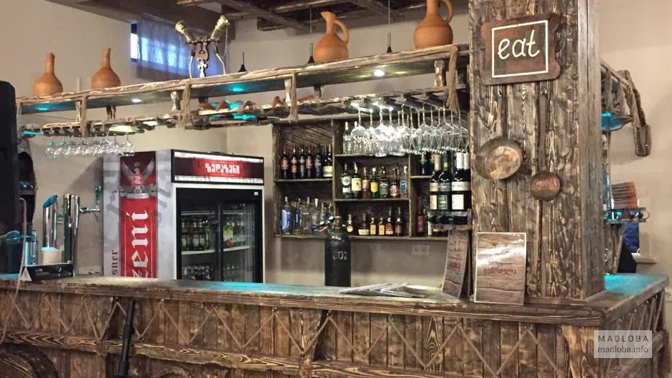 Барная стойка ресторана Гемриела в Грузии