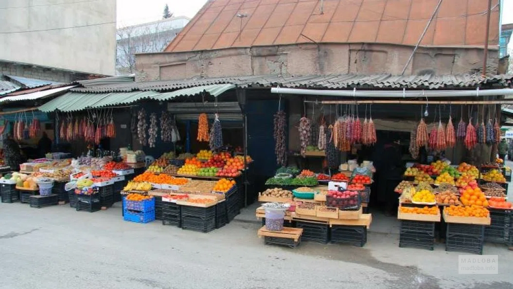 Лавки с фруктами в Rike Bazaar