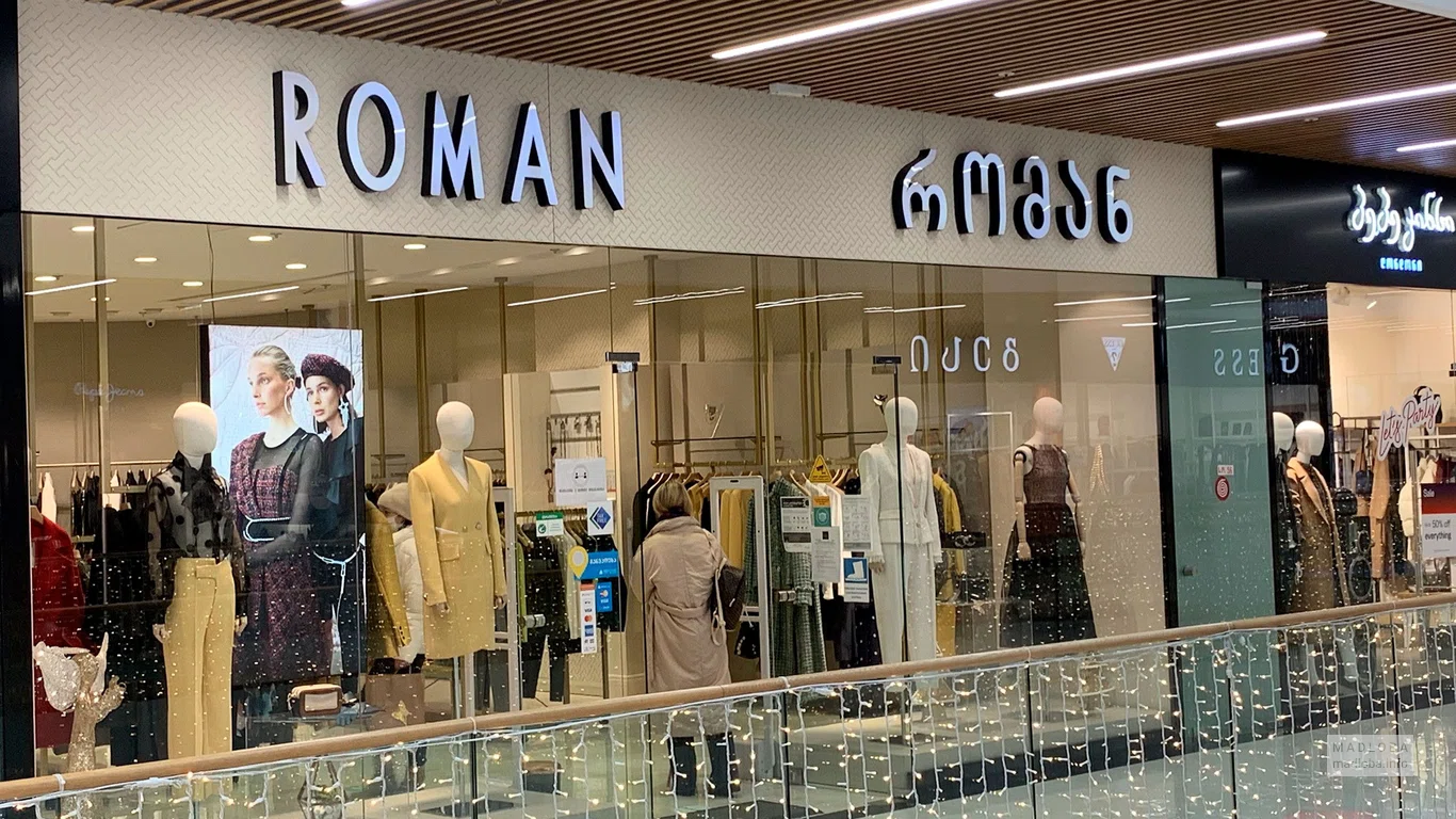 Витрина магазина женской одежды Роман
