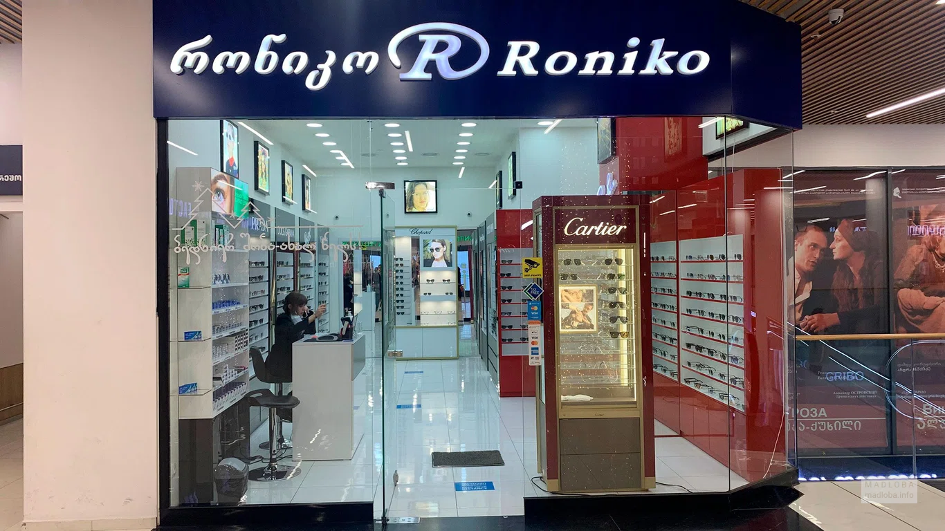 Вход в магазин солнцезащитных очков Ронико