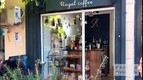 Вид на вход в кофейню Ройял Кофе