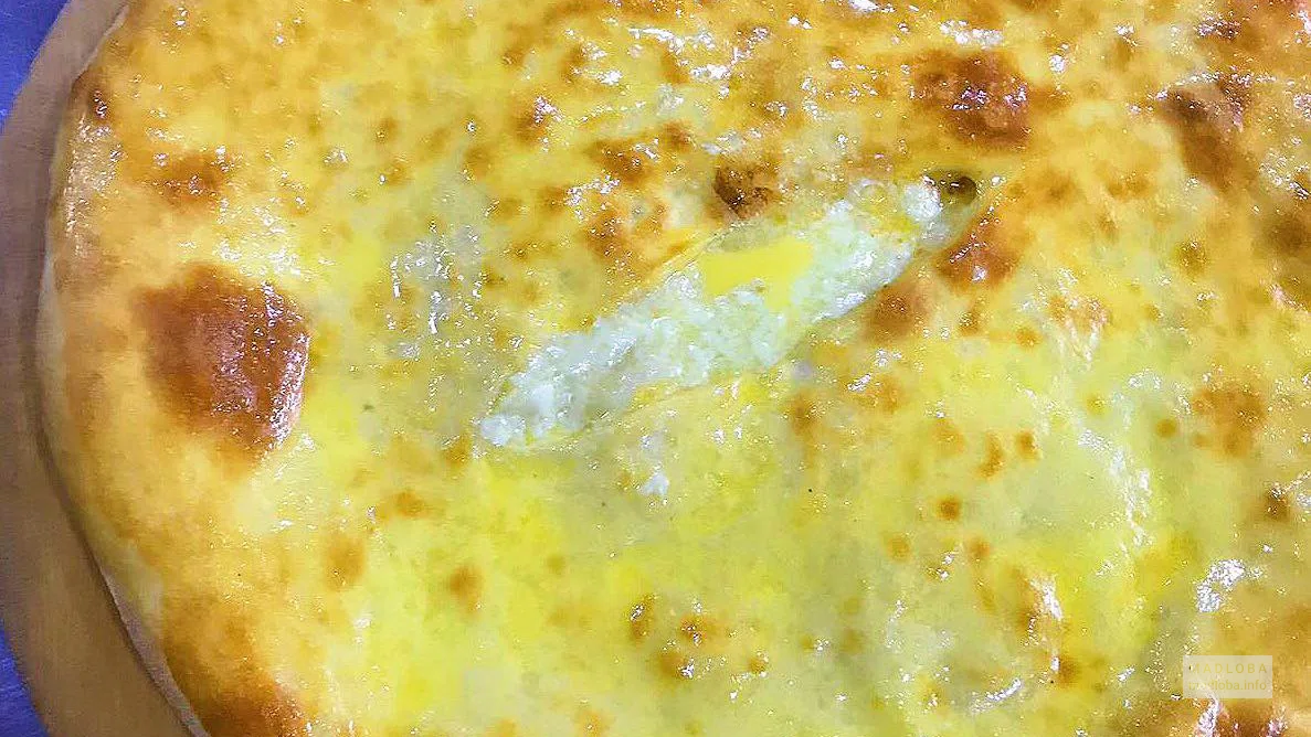 Лепешка с сыром и зеленью в ресторане Роял Батуми