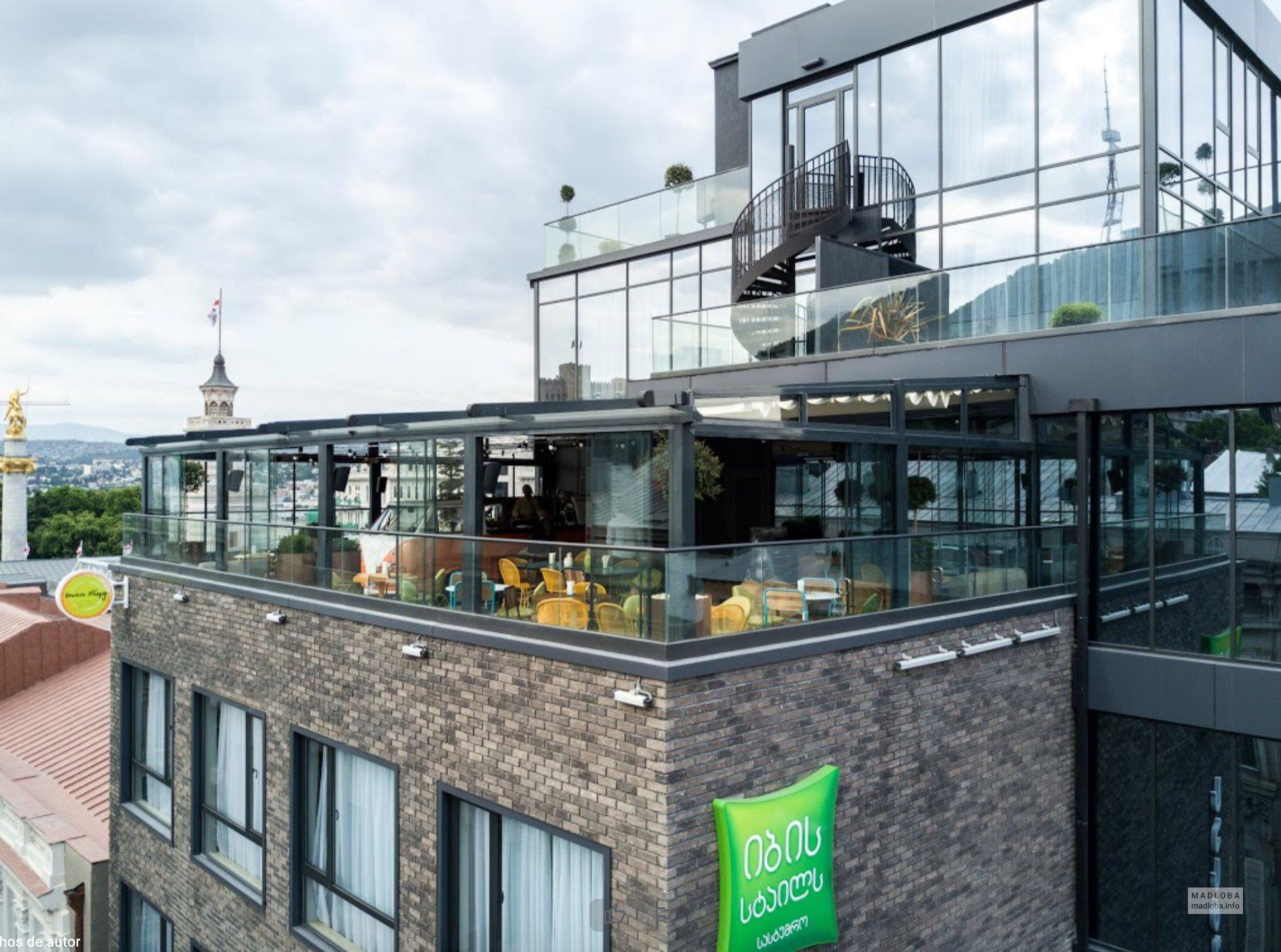 Come and pick up your piece of Caribbean at the Rum Roof Kitchen Bar in