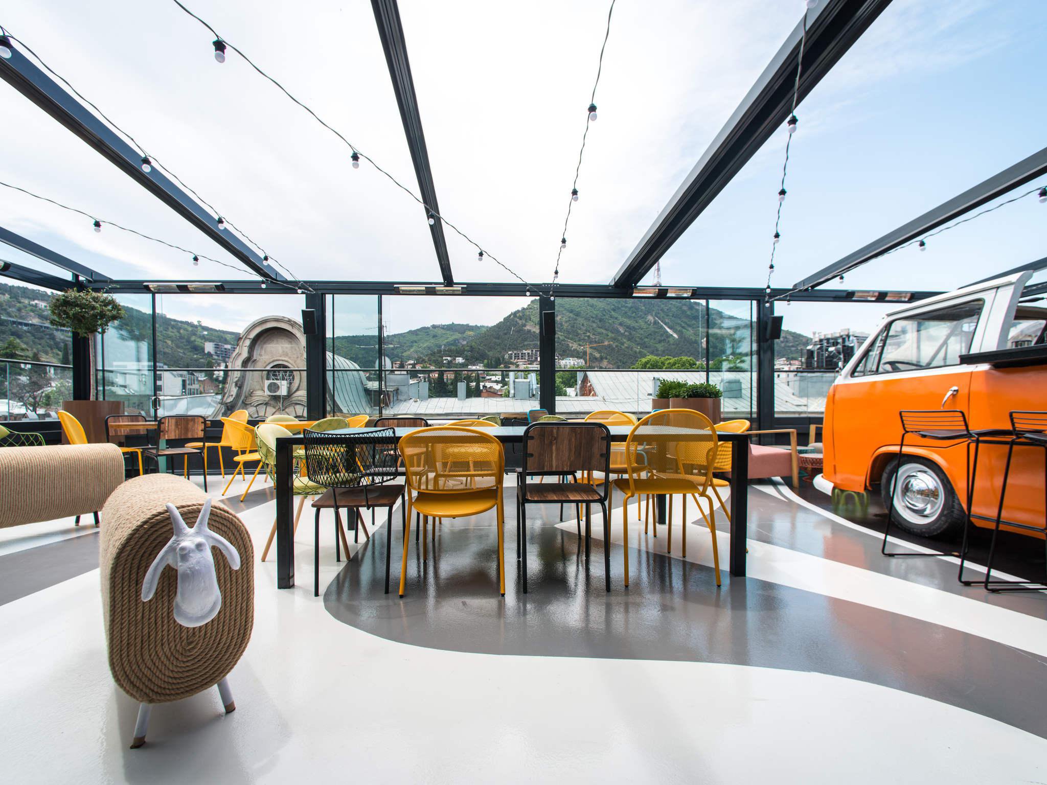 Come and pick up your piece of Caribbean at the Rum Roof Kitchen Bar in