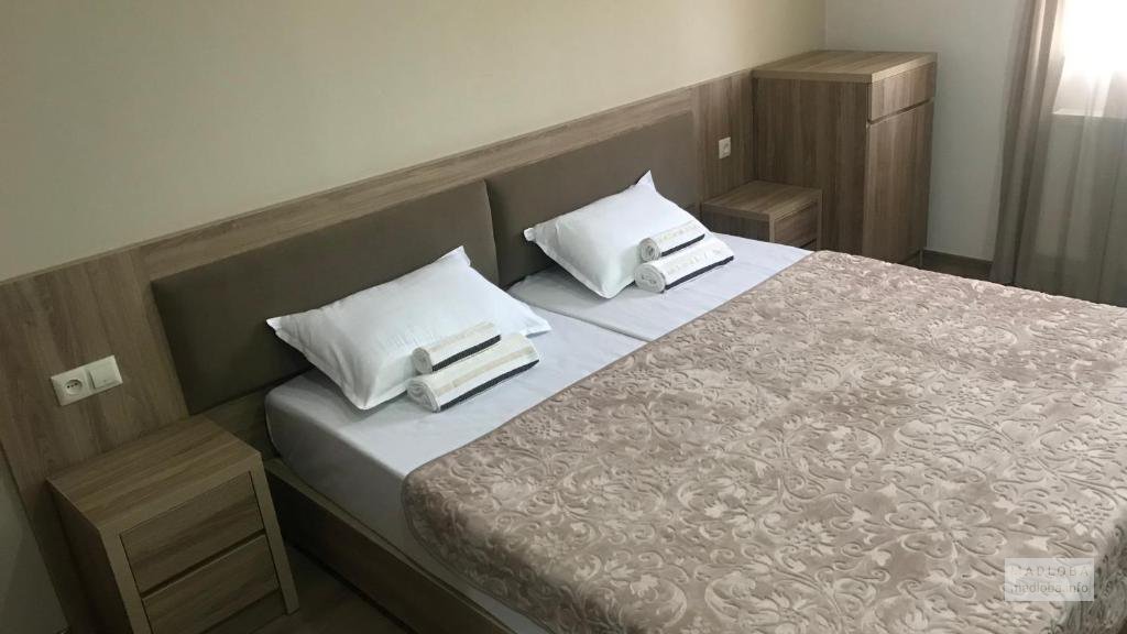 Кровать в номере отеля Сакартвело
