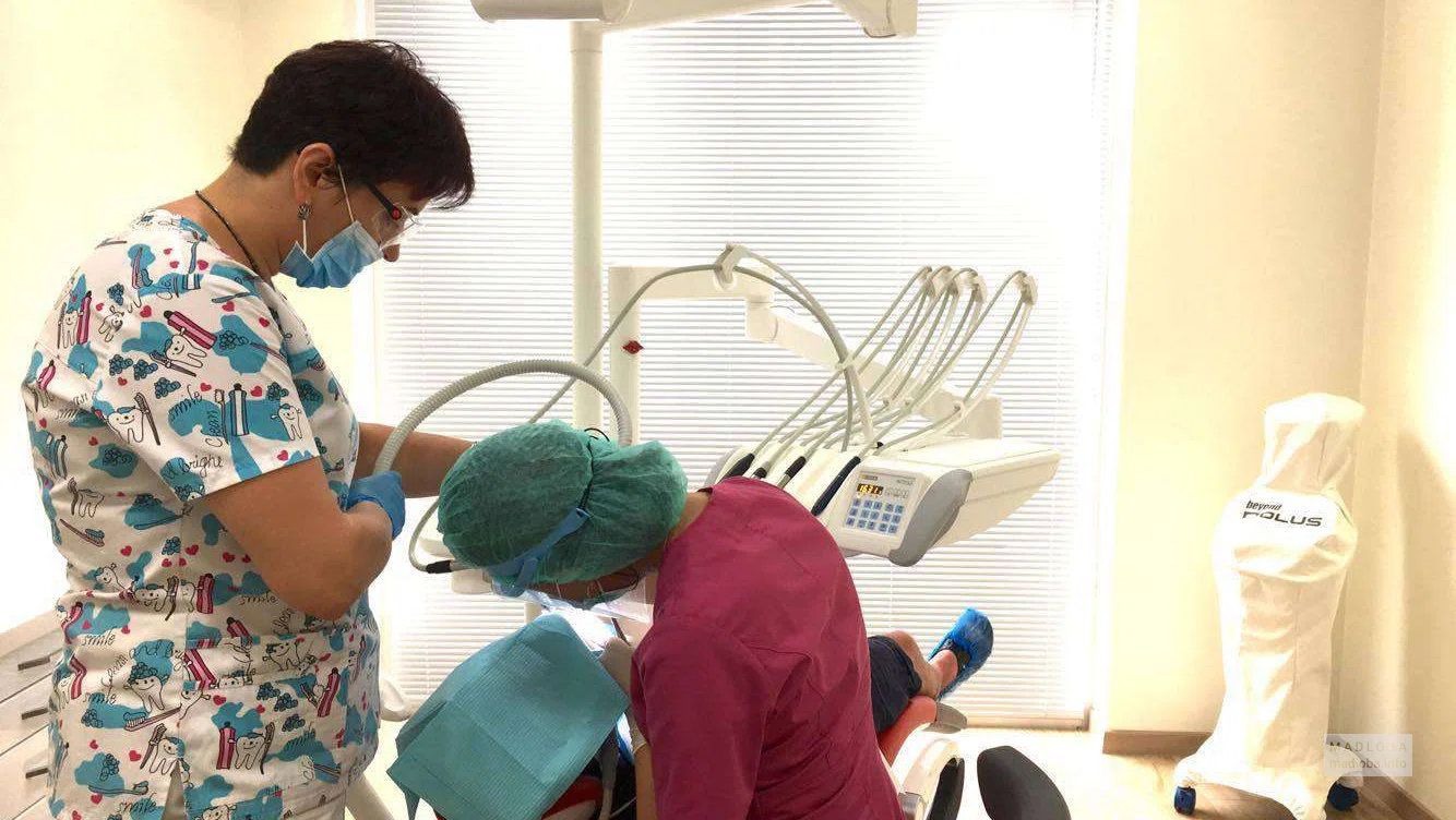 Стоматологи осматривают пациента