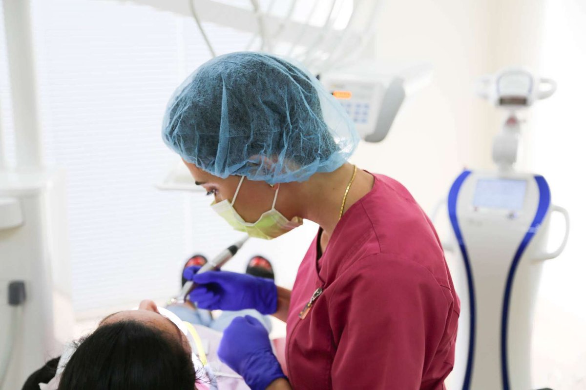 Врач стоматологической клиники Sanare в Батуми