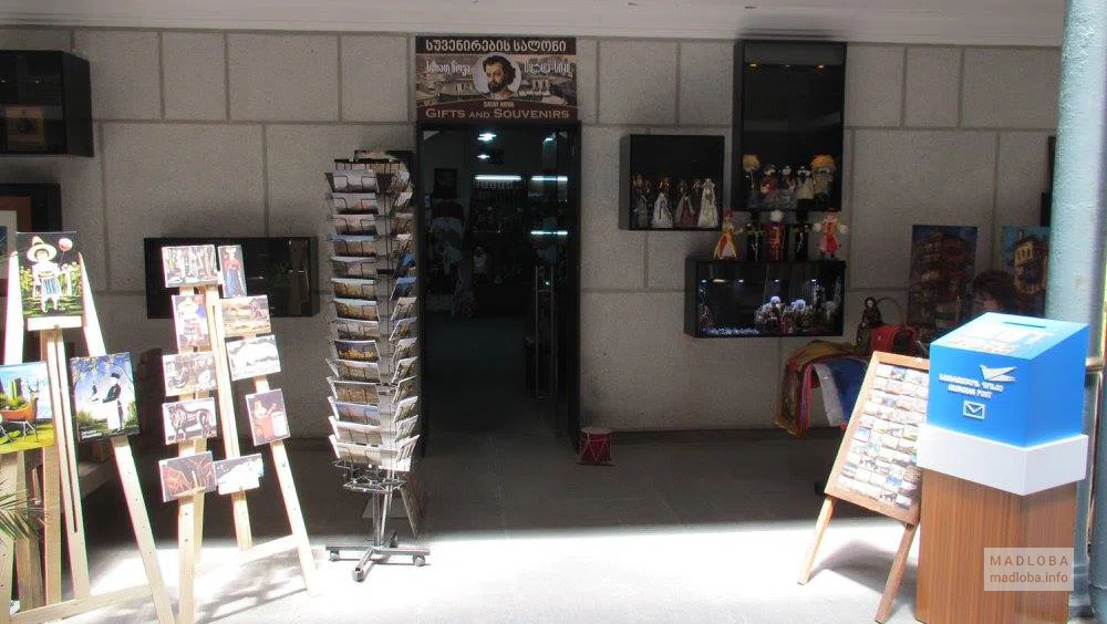 Центральный вход в магазин “Сувениры Саят-Нова”
