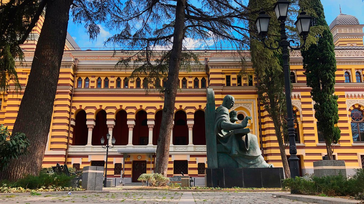 Скульптура композитора Палиашвили в саду государственного театра оперы и балета в Тбилиси