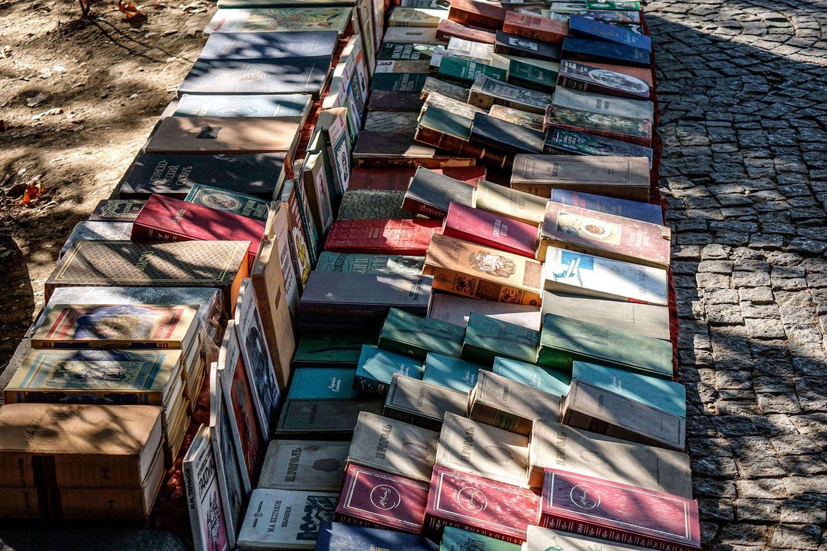selling-books-old-street-tbilisi-01