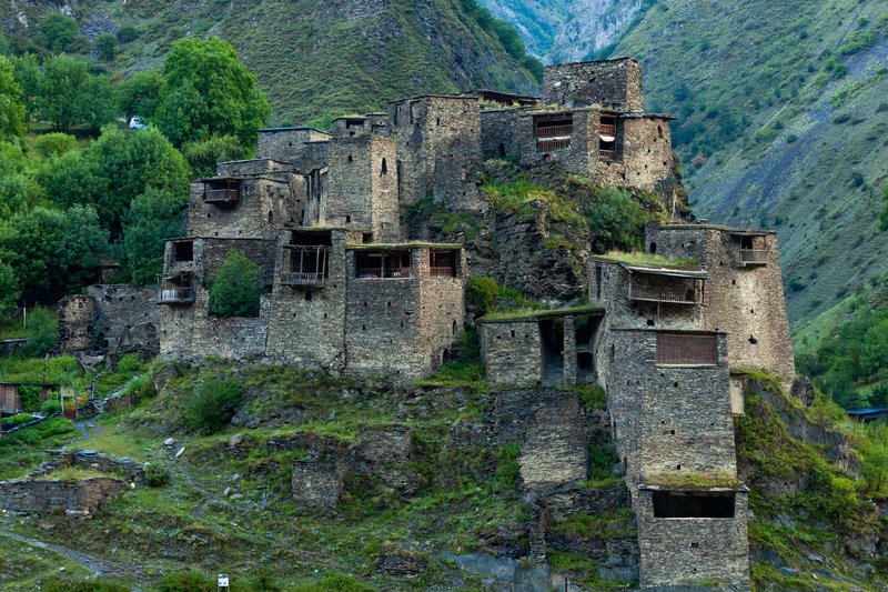 Старая крепость в горной деревне Шатили