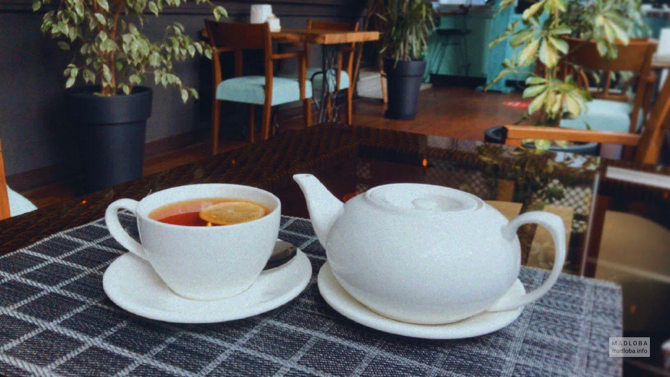 Столик с чаем в Дом Хинкали Шатили
