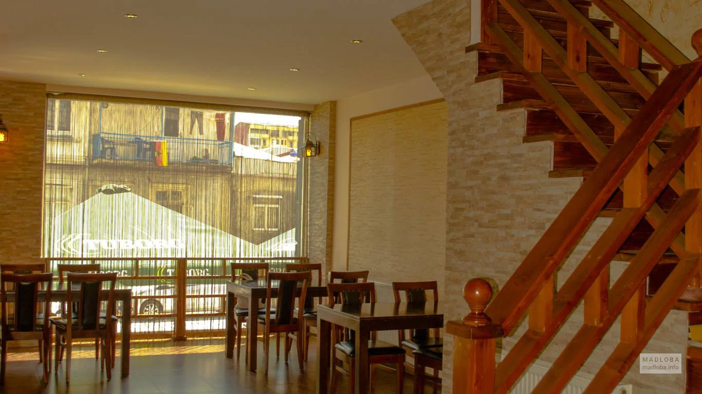 Лестница на второй этаж ресторана Дом Хинкали Шатили