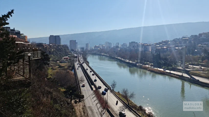 Вид из номера Шератон Гранд Тбилиси Метехи Палас
