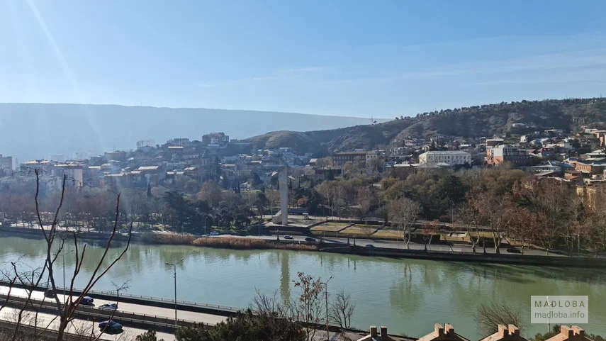 Пейзаж из отеля Шератон Гранд Тбилиси Метехи Палас