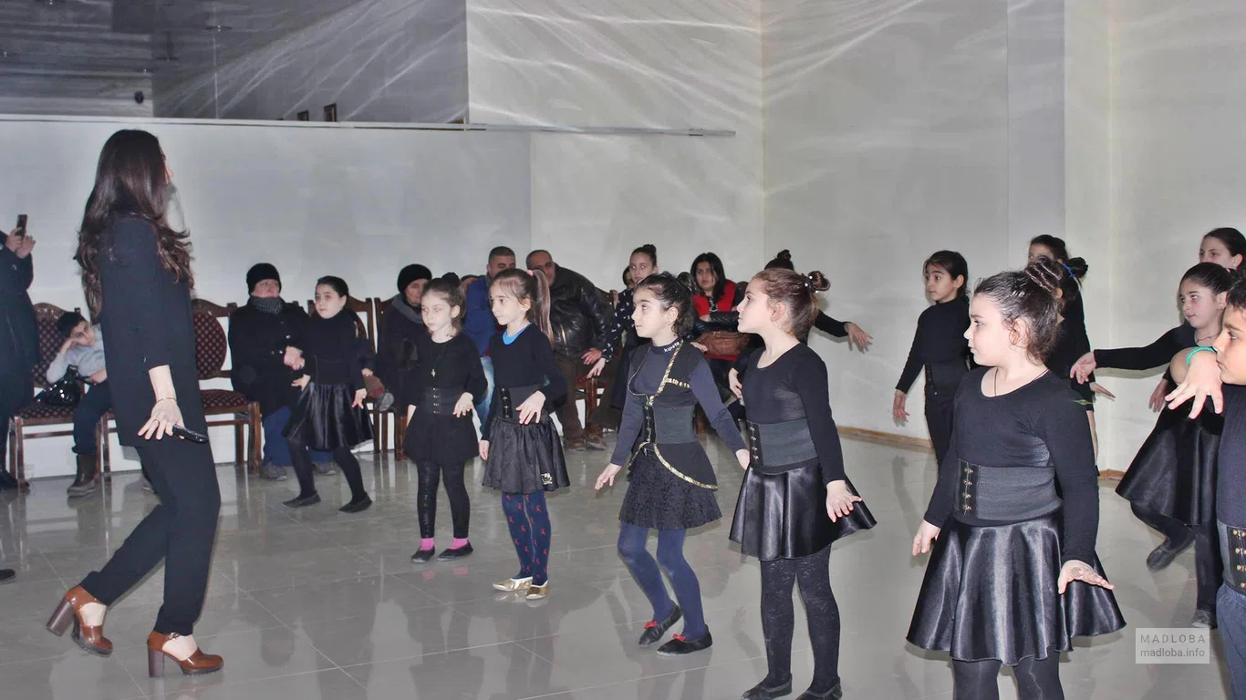 Занятия танцами в Pesvebi College and Lyceum School
