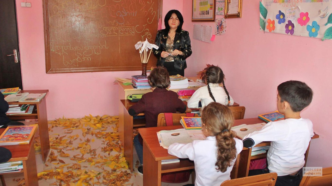 Занятия в классе в детьми Pesvebi College and Lyceum School