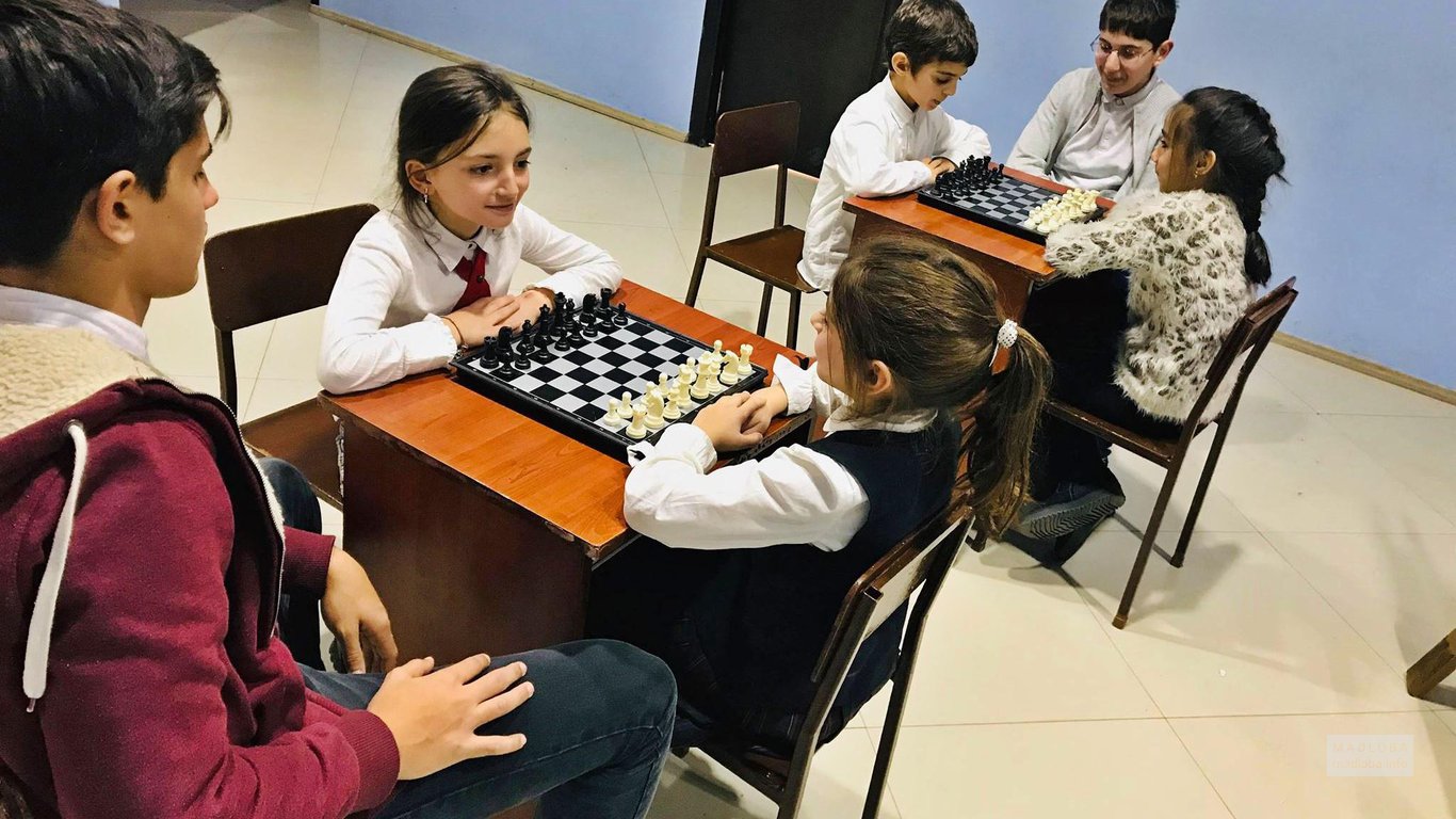 Занятия шахматами в Pesvebi College and Lyceum School