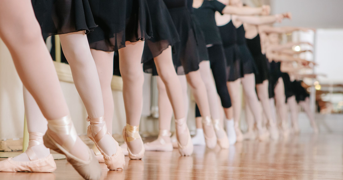 Танцы рядом. Класс дуэтного танца. Контемпорари балет. Ряд танцев расположенных в определенном порядке. Небуквенные графические средства.