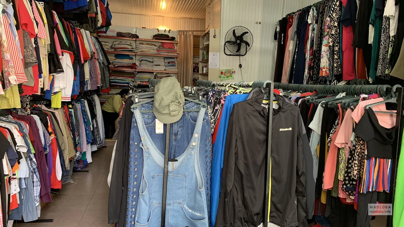 Ассортимент товара магазина одежды Шопинг Хуб