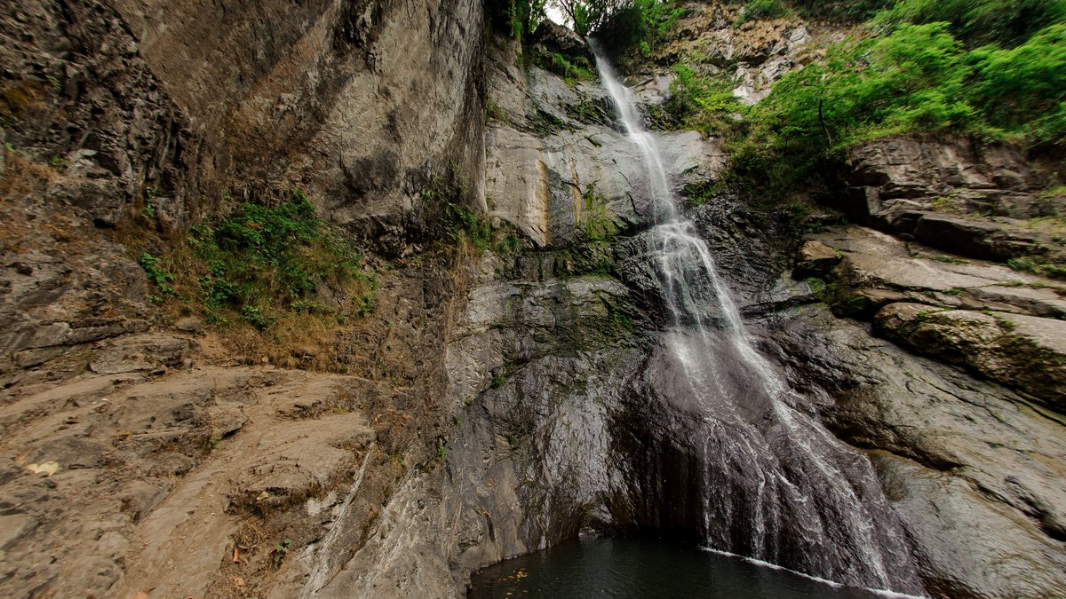 Водопад в грузинских горах
