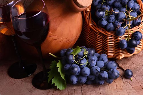 синий виноград на фоне кувшина и бокала красного вина.jpg
