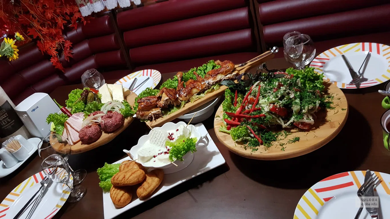 Грузинские блюда на столе Батуми