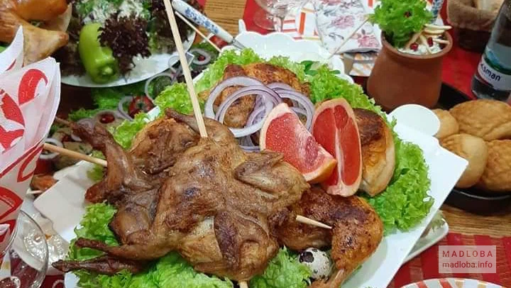 Мясное блюдо на тарелке Грузия