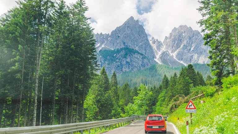 Живописная дорога в ущелье Кавказский гор