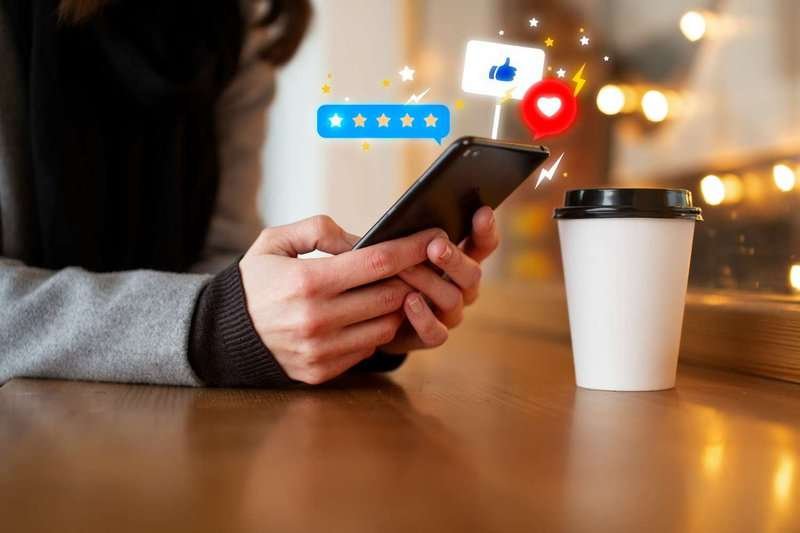 Smartphone in hand, a 4-star review of the coffee shop on the screen