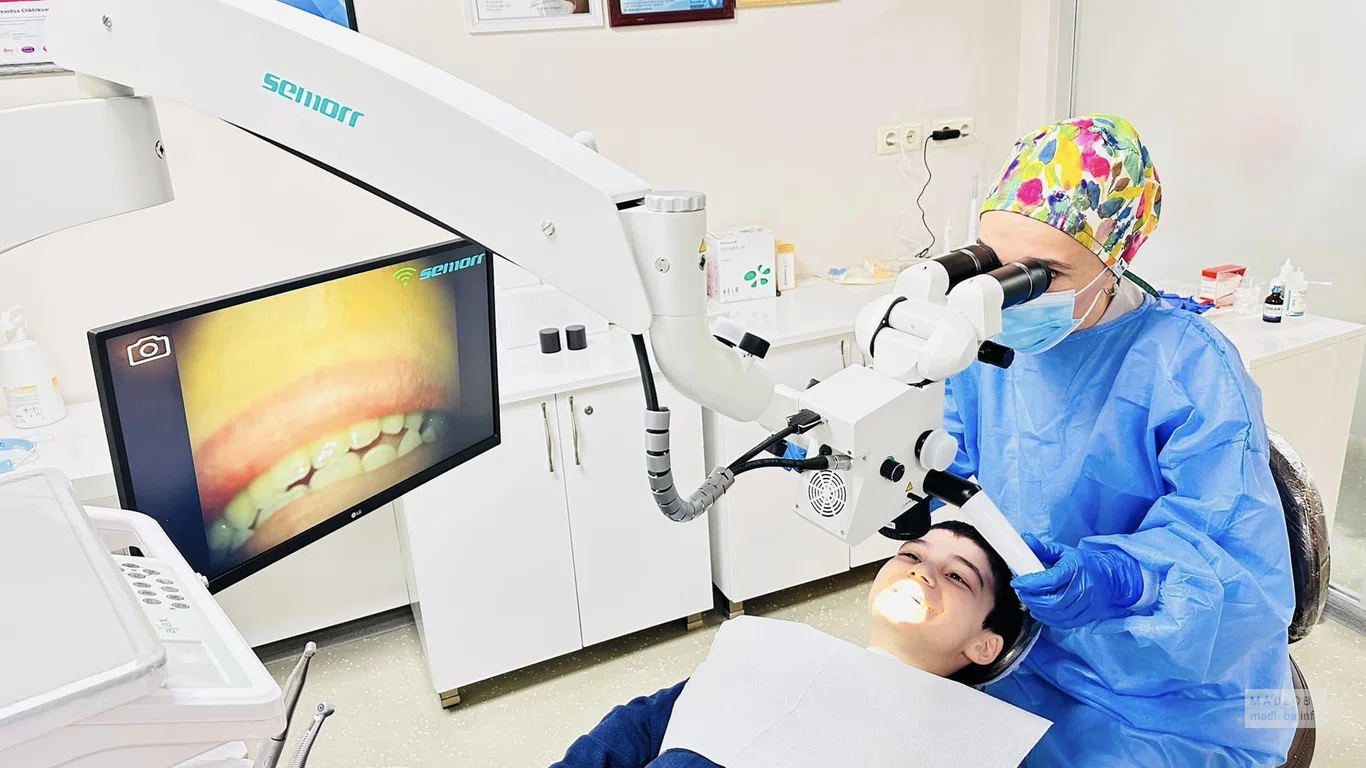 Стоматолог осматривает пациента