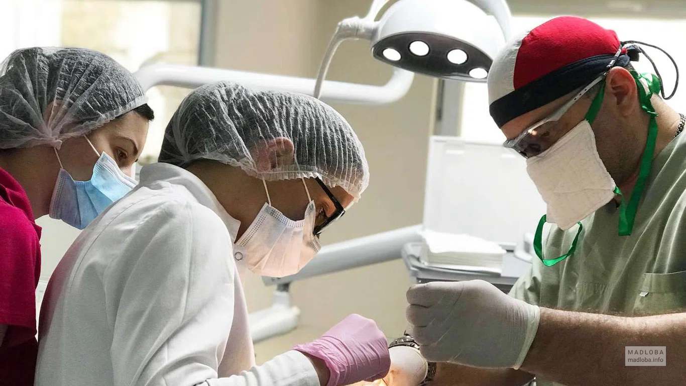 Стоматологи осматривает пациента