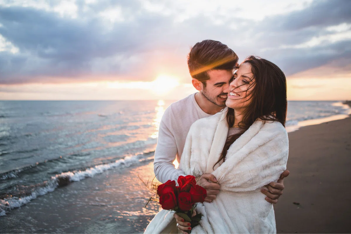 Привлекательный подарок для всех. Замочек любви в Грузии подарит успех! Smiling-couple-walking-beach-.max-1200x1200.format-webp