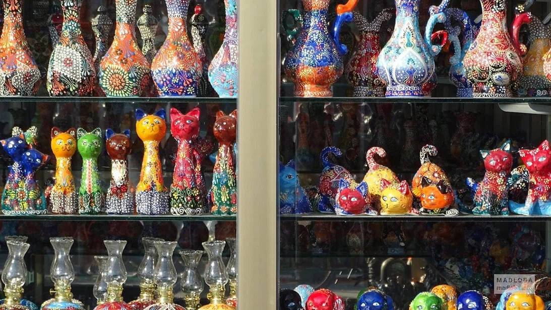 Сувениры в магазине Souvenir shop