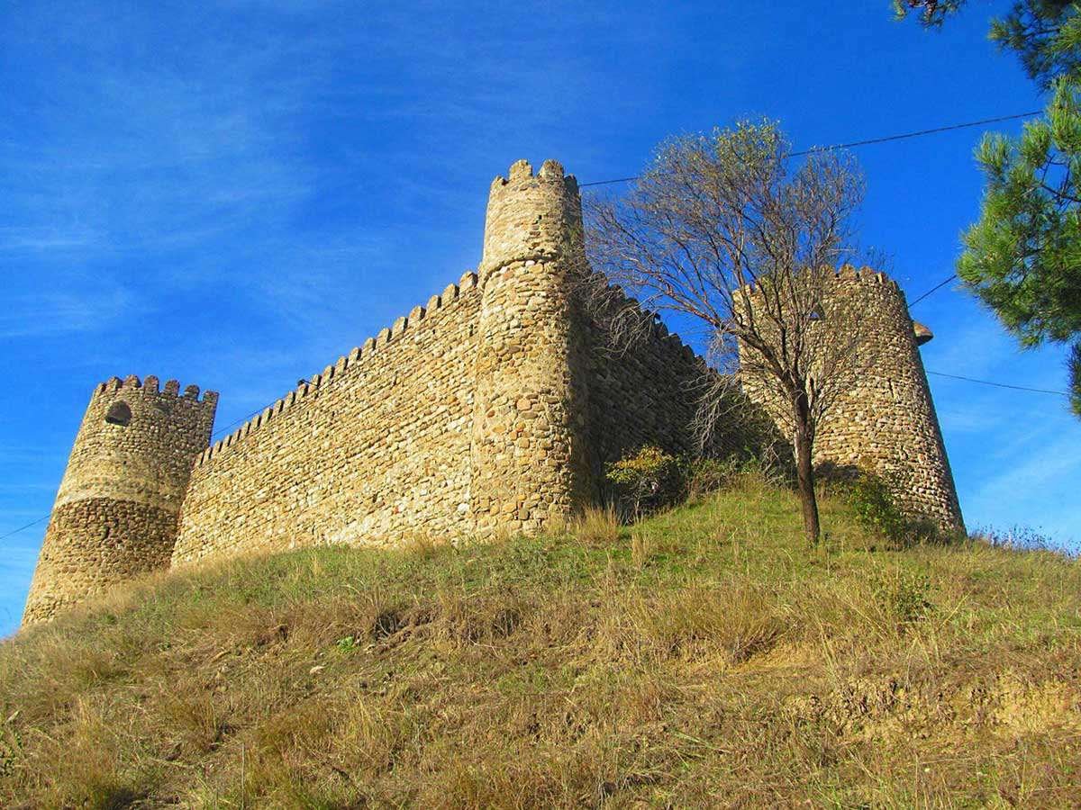 srednevekovaya-krepostj-manavi