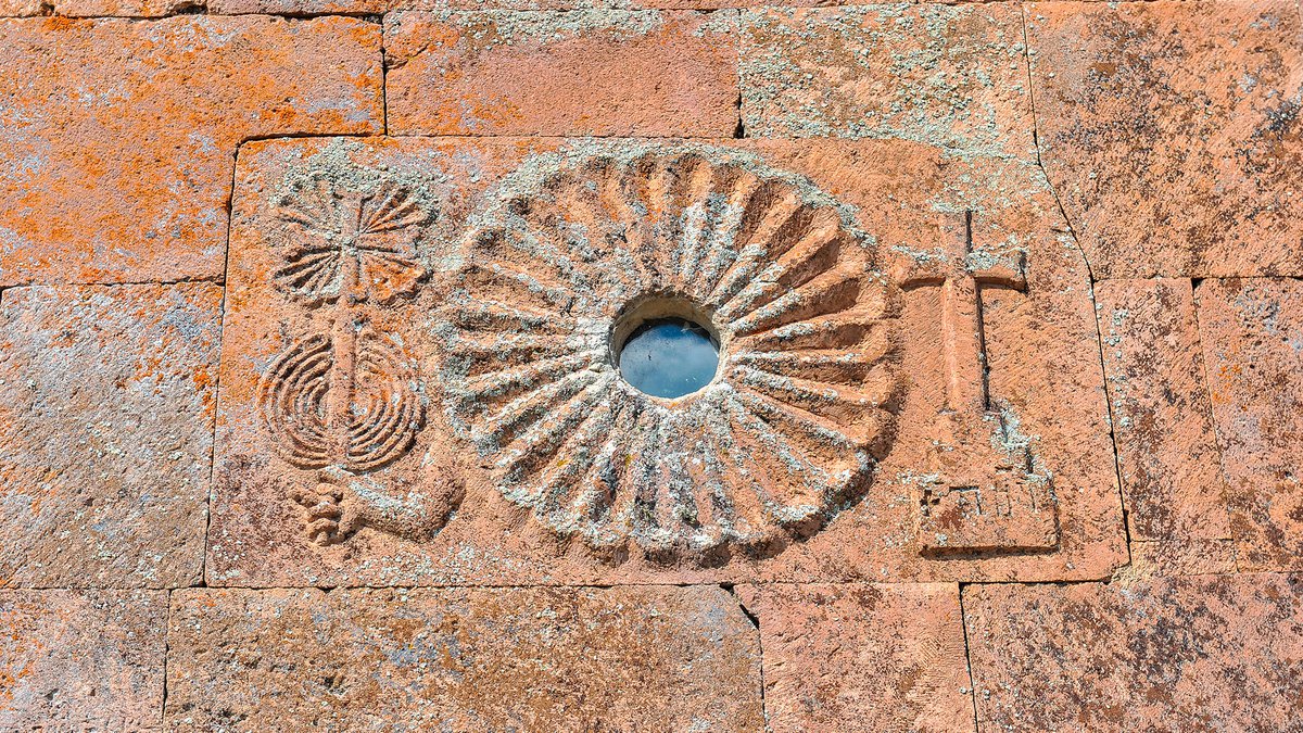 Символы на стене церкви Божьей Матери в Дашбаши