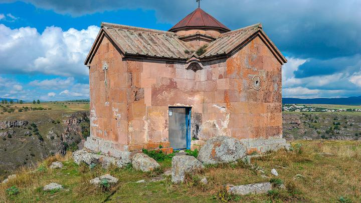 On the border of the worlds: The Dome-cross Church of St. George