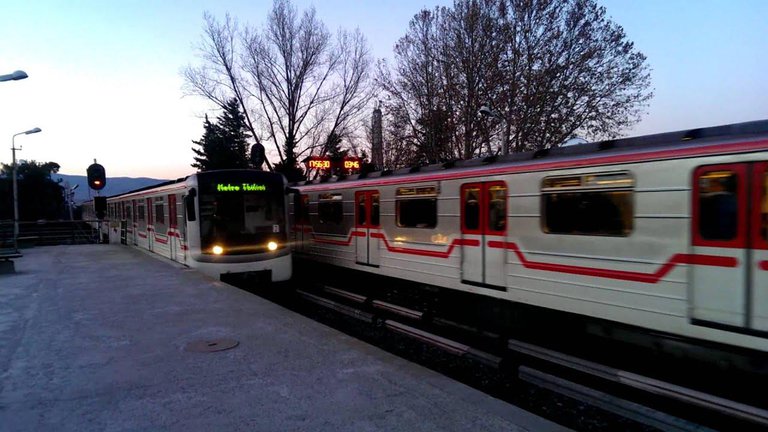 🤔 Who opened the doors of the train car of the Tbilisi metro?