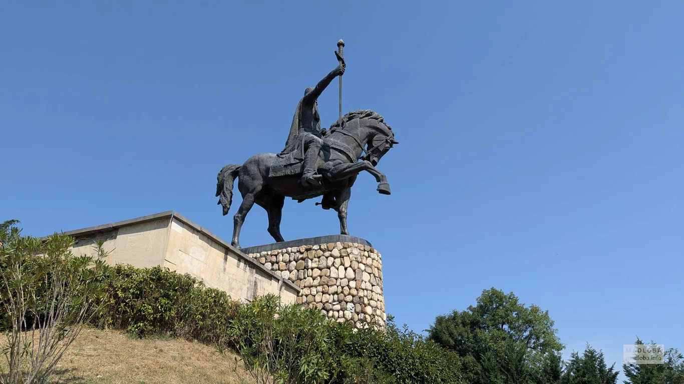 Статуя Ираклия II (Телави)